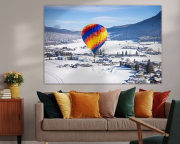 Een heteluchtballon boven een besneeuwd Inzell in Duitsland van Stefan Verkerk fotografie