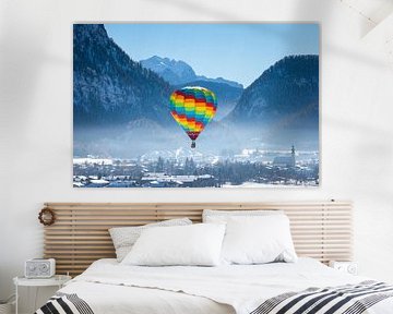 Heteluchtballonnen sieren de lucht boven een besneeuwd Inzell in Duitsland van Stefan Verkerk fotografie