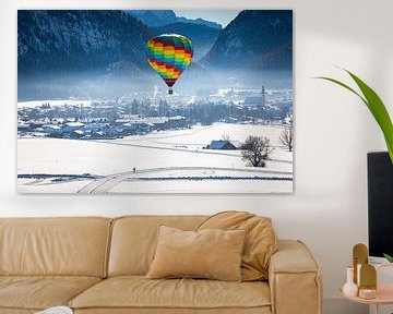 Heteluchtballonnen sieren de lucht boven een besneeuwd Inzell in Duitsland van Stefan Verkerk fotografie