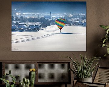 Heteluchtballonnen sieren de lucht boven een besneeuwd Inzell in Duitsland van Stefan Verkerk fotografie