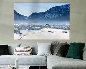 Heteluchtballonnen sieren de lucht boven een besneeuwd Inzell in Duitsland van Stefan Verkerk fotografie