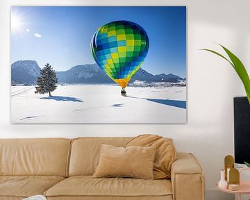 Heteluchtballonnen sieren de lucht boven een besneeuwd Inzell in Duitsland van Stefan Verkerk fotografie