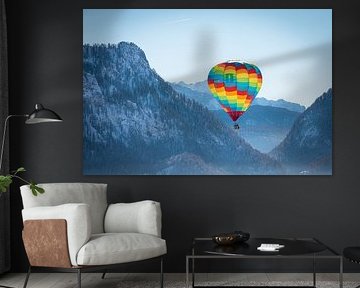Heteluchtballonnen sieren de lucht boven een besneeuwd Inzell in Duitsland van Stefan Verkerk fotografie