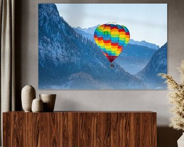 Heteluchtballonnen sieren de lucht boven een besneeuwd Inzell in Duitsland van Stefan Verkerk fotografie