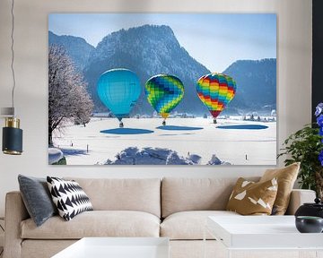 Heteluchtballonnen sieren de lucht boven een besneeuwd Inzell in Duitsland van Stefan Verkerk fotografie