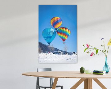 Heteluchtballonnen sieren de lucht boven een besneeuwd Inzell in Duitsland van Stefan Verkerk fotografie