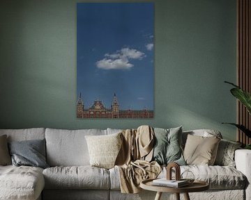 Vue de la gare principal d'Amsterdam avec un ciel bleu et des nuages sur Danielle Roeleveld