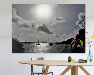 Schwarz-weiße Komposition aus Wasser, Segelbooten und Sonne