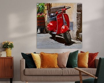 Rode Vespa scooter in Cortona, Toscane van Jenco van Zalk