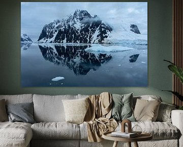 Reflectie van een berg in het Lemaire Kanaal in Antarctica