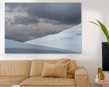 Schräge Linien in der antarktischen Landschaft