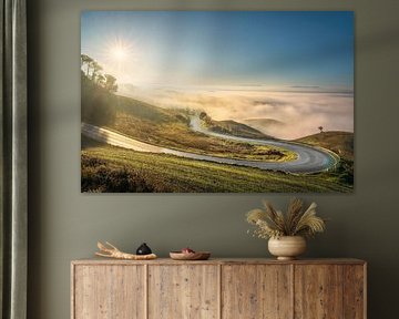 Weg met haarspeldbocht in het Toscaanse landschap bij Volterra van Stefano Orazzini