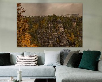 Herfstmist over het Elbezandsteen - de magie van Saksisch Zwitserland van Fototante