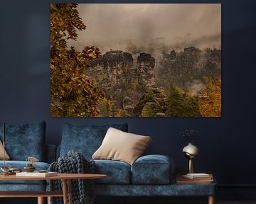 Mist boven de Bastei - herfstsfeer in Saksisch Zwitserland van Fototante