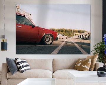 Rode Toyota Corolla oldtimer zijgezicht bij zonsondergang van avwijk.visuals