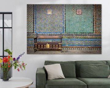 Betegelde muur met antiek bankje in Casa de Pilatos van Alexander Baumann