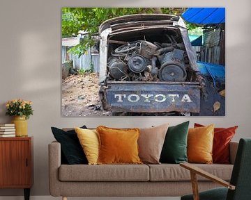 Verroeste Toyota vol met schroot in Talat Noi,Bangkok van Minimalistiche reisfotografie by.Rieneke
