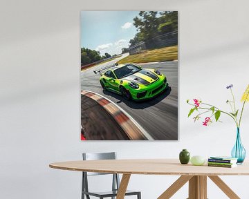 Porsche 911 GT3 RS lindgrün und schwarz gestreift auf der Rennstrecke von MIROKKU