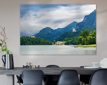 Uitzicht over de Alpsee naar kasteel Neuschwanstein en Ho van Rico Ködder