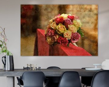Elegant boeket van gemixte rozen op een gedecoreerde kerkbank met textuureffect