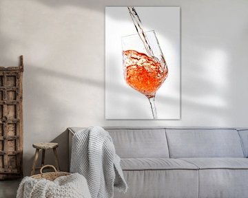 Roséwein fließt ins Glas