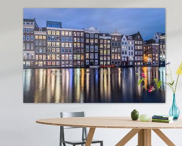 Damrak Amsterdam in blauwe uurtje van Ageeth Groen