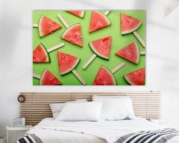 Wassermelonen-Eis am Stiel auf Grün von Alexander Baumann