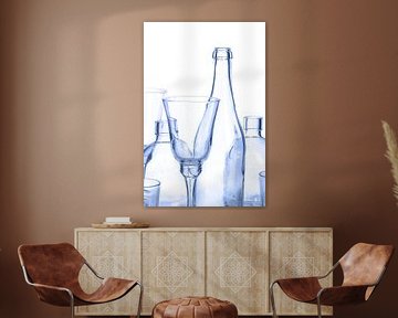 Glasflaschen und Weinglas im Lichtspiel von Alexander Baumann