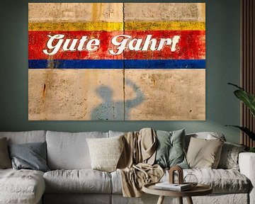 Schaduwfiguur voor kleurrijke muur met belettering van Alexander Baumann