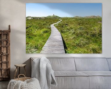 Holzweg durch Dünen zum Leuchtturm von Alexander Baumann