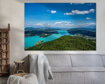 Vue de la tour d'observation Pyramidenkogel sur le lac Woerthersee
