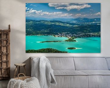 Vue de la tour d'observation Pyramidenkogel sur le lac Woerthersee
