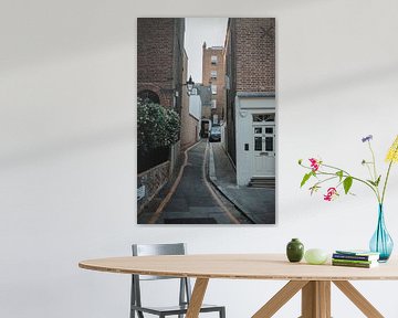 Smalle straat in Londen van Erwin van Kester
