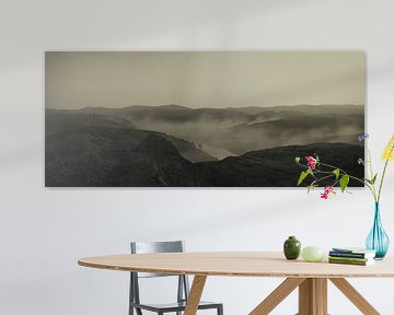 Bergachtig landschap bedekt met hoge mist van Besa Art