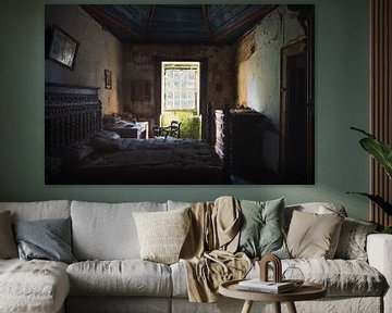 Verlaten Slaapkamer in Portugese Villa. van Roman Robroek - Foto's van Verlaten Gebouwen