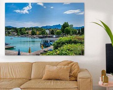 Vue de la promenade au bord du lac à Velden, sur le magnifique lac Woerthersee.