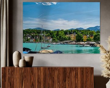 Vue de la promenade au bord du lac à Velden, sur le magnifique lac Woerthersee.