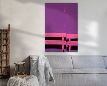 Rosa Terrassenstühle für eine lila Wand von Danielle Roeleveld