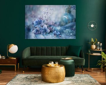 Romantisches Stillleben mit blauen Anemonen und rosa Pfingstrosen, Verträumtes Blumenfoto von Joriali Fotografie und Gemälde