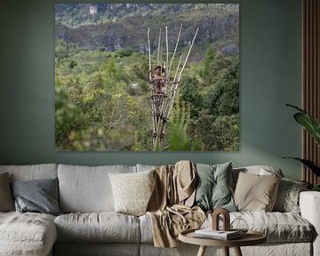 Welcome greeting by a Dani boy in the village by Anges van der Logt