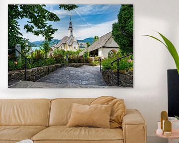 Vue des églises de Maria Woerth sur le lac Woerthersee en Autriche.