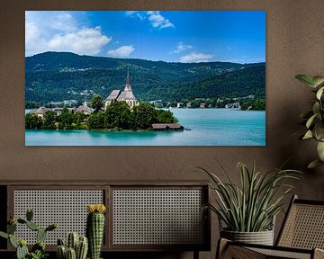 Vue des églises de Maria Wörth sur le lac Woerthersee à Au
