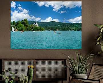 Vue de la rive du lac Woerthersee en Autriche.