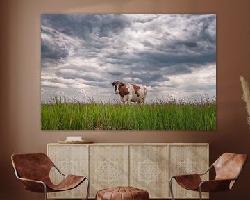 Roodbonte koe in Waterland van Peter Bongers