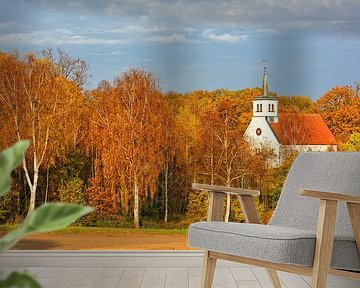 Dorpskerk in een rel van herfstkleur