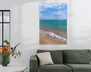 Plage et ciel bleu eau turquoise avec bateau, sur l'île de Corse verticale sur Animaflora PicsStock