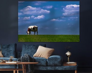 Eenzame koe op hoogte, een typisch Nederlands plaatje von Heleen van de Ven
