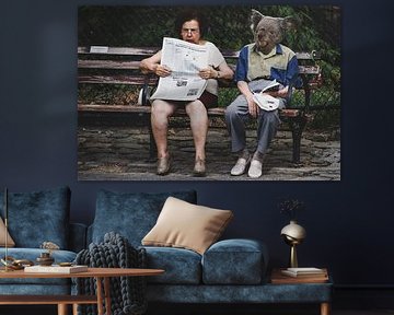 Koala mit Chef auf der Bank