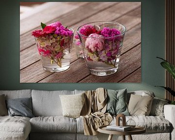 Prachtige verse gemengde bloemen gerangschikt in glazen vazen op houten tafel