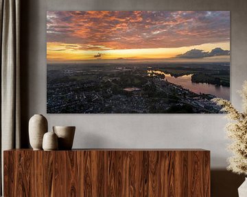 Vurige hemel boven de Maas: Zonsondergang bij Kerkdriel van Franklin Driessen